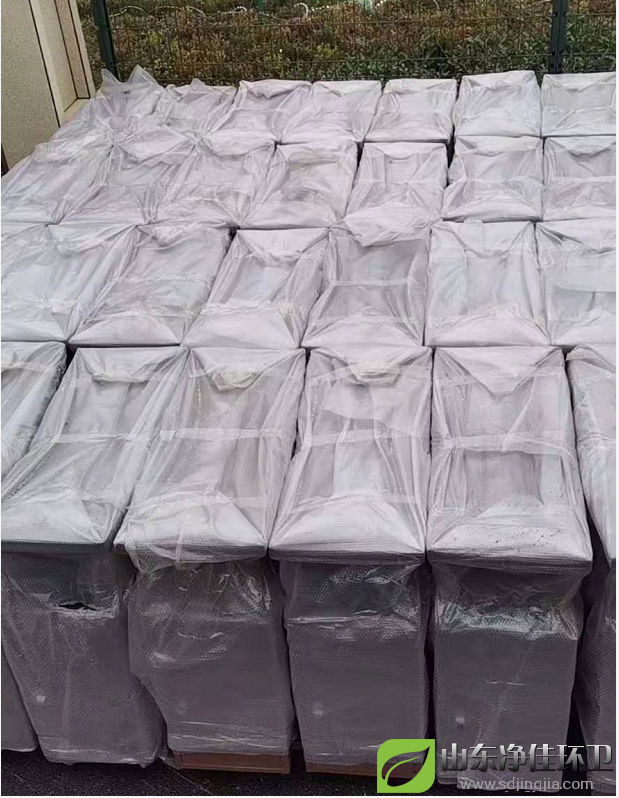 不銹鋼本身耐空氣、蒸汽、水等弱腐蝕介質和酸、堿、鹽等化學浸蝕性介質腐蝕，所以不銹鋼垃圾桶耐用性高加上外面的烤漆工藝使得垃圾桶的防腐能力更加強。  烤漆工藝是將戶外粉末通過高壓靜電設備充電，在電場的作用下，將涂料噴涂到金屬垃圾桶的表面，粉末會被均勻地吸附在工件表面，形成粉狀的涂層；而粉狀涂層經過高溫烘烤后流平固化，顆粒會融化成一層致密的效果各異的最終保護涂層；牢牢附著在垃圾桶表面，具有防腐防銹的特點.  一、不粘性：幾乎所有物質都不與特氟龍涂膜粘合。很薄的膜也能顯示出很好的不粘附性能。   二、耐熱性：特氟龍涂膜具有優良的耐熱和耐低溫特性。短時間可耐高溫到300℃，一般在240℃~260℃之間可連續使用，具有顯著的熱穩定性，它可以在冷凍溫度下工作而不脆化，在高溫下不融化。   三、滑動性：特氟龍涂膜有較低的摩擦系數。負載滑動時摩擦系數產生變化，但數值僅在0.05-0.15之間。   四、抗濕性：特氟龍涂膜表面不沾水和油質，生產操作時也不易沾溶液，如粘有少量污垢，簡單擦拭即可清除。停機時間短，節省工時并能提高工作效率。   五、耐磨損性：在高負載下，具有優良的耐磨性能。在一定的負載下，具備耐磨損和不粘附的雙重優點。   六、耐腐蝕性：特氟龍幾乎不受藥品侵蝕，可以保護零件免于遭受任何種類的化學腐蝕。  所以這款不銹鋼烤漆垃圾桶更防腐，耐腐蝕，更堅固，使用時間更長久不易損壞。